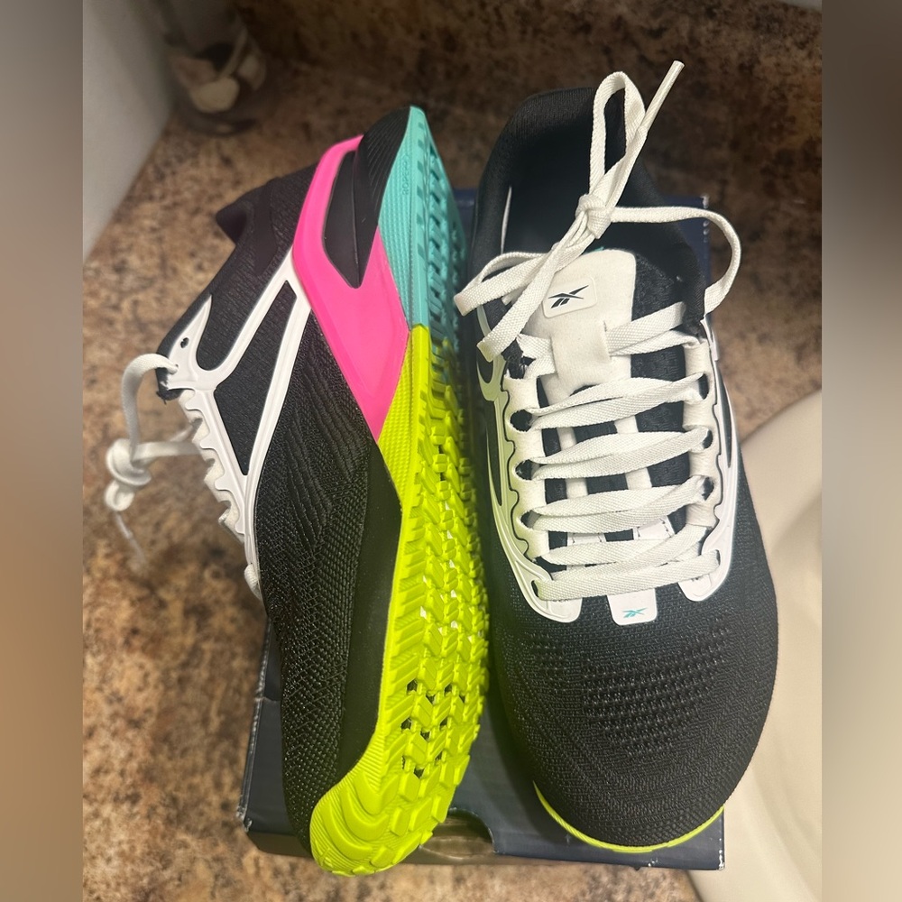 Reebok Black and Pink Athletic Shoes with Modern Design - Picture 4 of 5